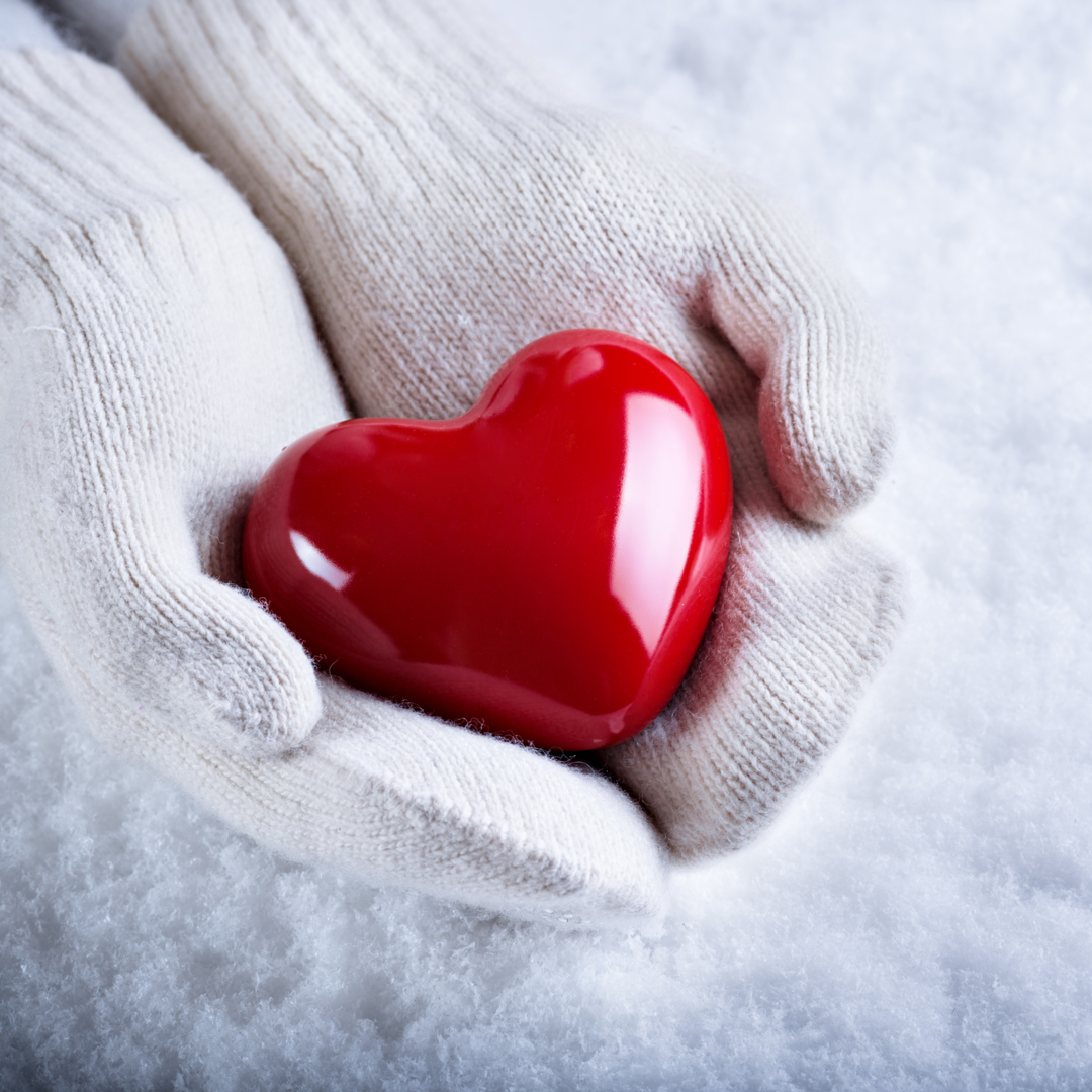В тепле сердце в льдах. Сердце в варежках. Сердце на снегу. Сердце из снега в руках. Сердце в руках в варежках.